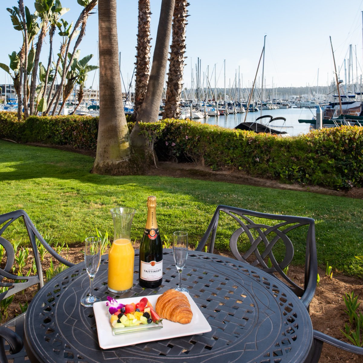 Half_Moon_Inn's tweet photo. Add some breakfast and bubbles to your bayside stay and enjoy the perfect San Diego getaway. Our special offer comes with everything included. #bedandbreakfast #hoteldeal #breakfastincluded https://t.co/NQhP7OvBeD https://t.co/ABCMc09YH9