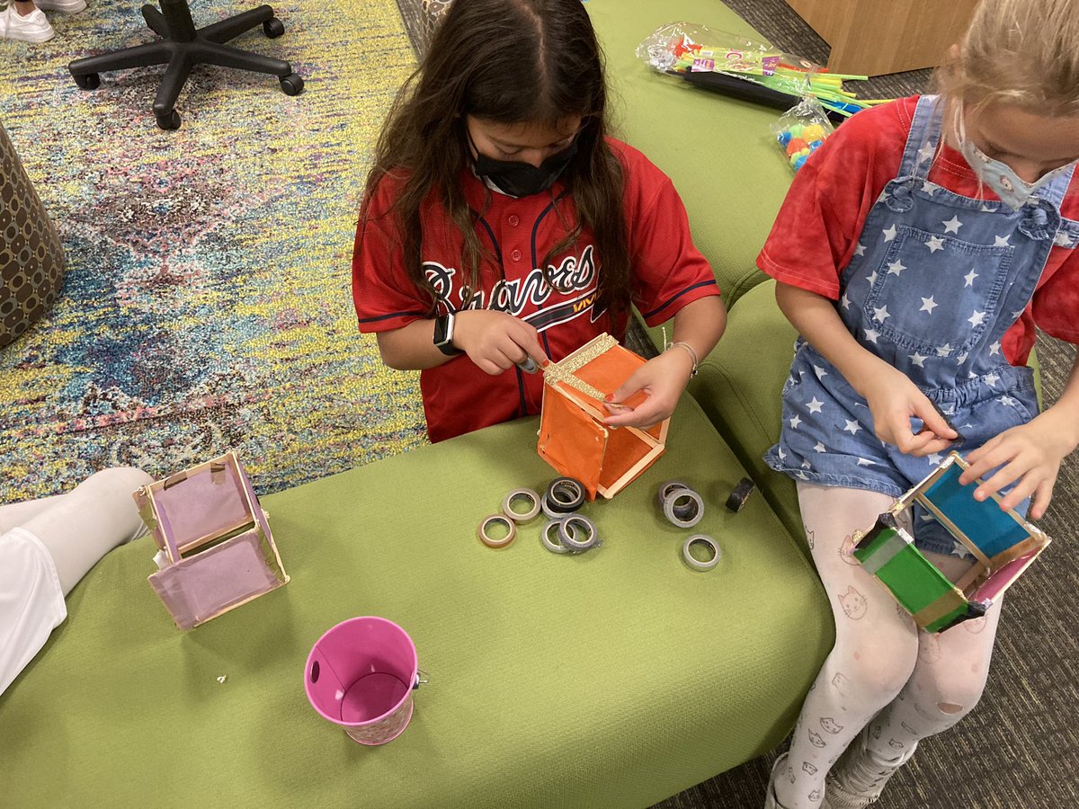 mrs_jgriffith's tweet photo. Designing and constructing paper lanterns to celebrate Diwali and the start of the holiday season! #trinityEP #trinitylearns https://t.co/0FJqm9oDs5