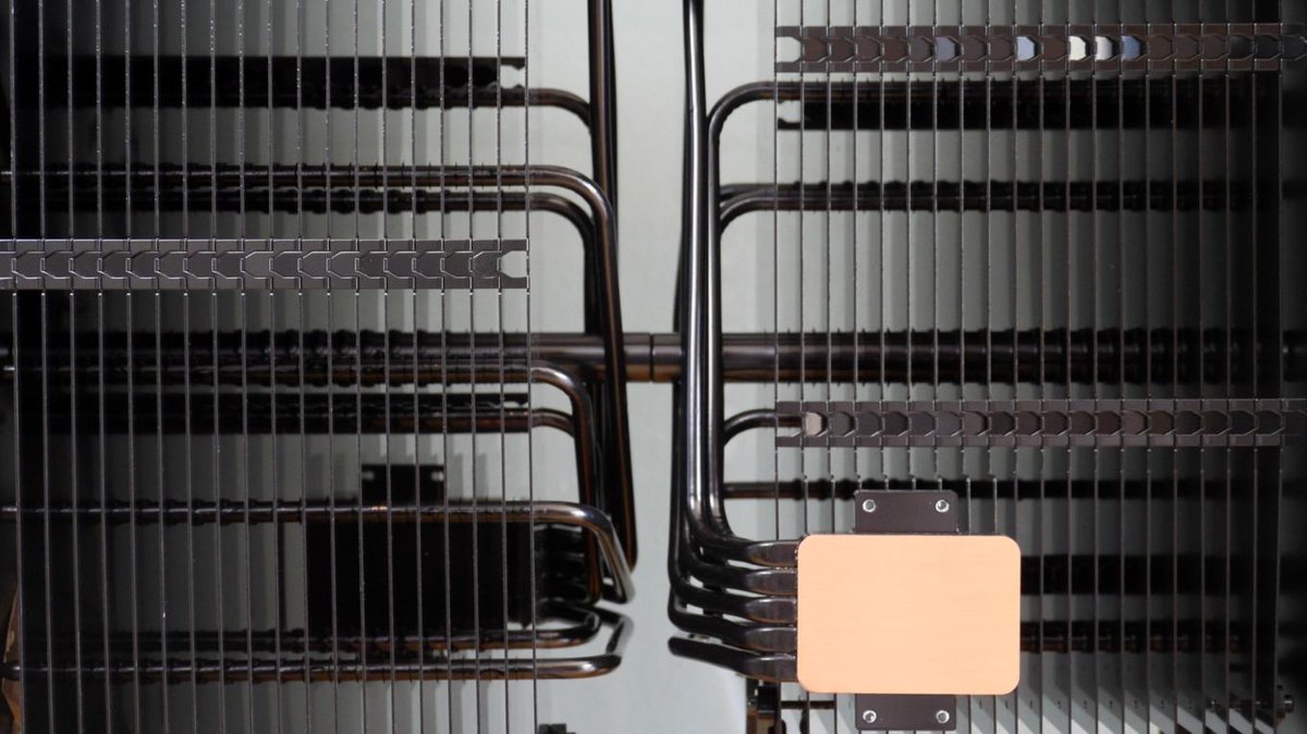 You can now preorder the <a href="/monsterlaboPC/">MonsterLabo</a> The Beast. It’s rated for 400 watts totally passive and for 600 watts with four slow spinning 140 mm fans. The two heatsinks weights 3 kg each. The price is more than 100 euros per kg of the heatsink 😉

monsterlabo.com/page-d-article…