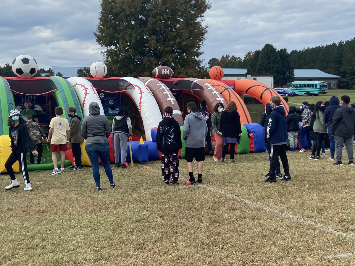 DDMMSDragons's tweet photo. Fantastic Day at Dillard! Thanks to our amazing Dillard Drive Middle School - PTA for all their support and @stepitup_nc_sc for our fundraising celebration DAY OF AWESOMENESS! Kids has a blast! 💙🐲💛 https://t.co/q73Owh2Ov7