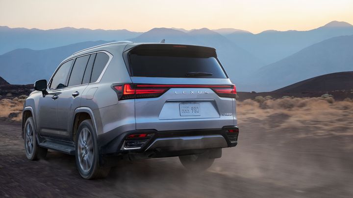 PutnamLexus's tweet photo. Elevated comfort at any elevation. Take luxury to new heights in the all-new #LexusLX. Visit the link below to explore where you can go in the reimagined 2022 LX. https://t.co/dkeYQZcIuF https://t.co/JS8QdS03ZX