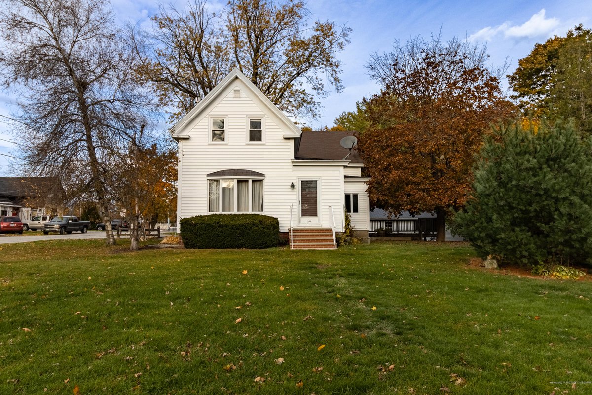 suemeservier's tweet photo. See a virtual tour of my newest #listing 244 Seventh Street #Auburn #ME  https://t.co/eukJ6cJ1t3 https://t.co/HIGxG9FpEQ