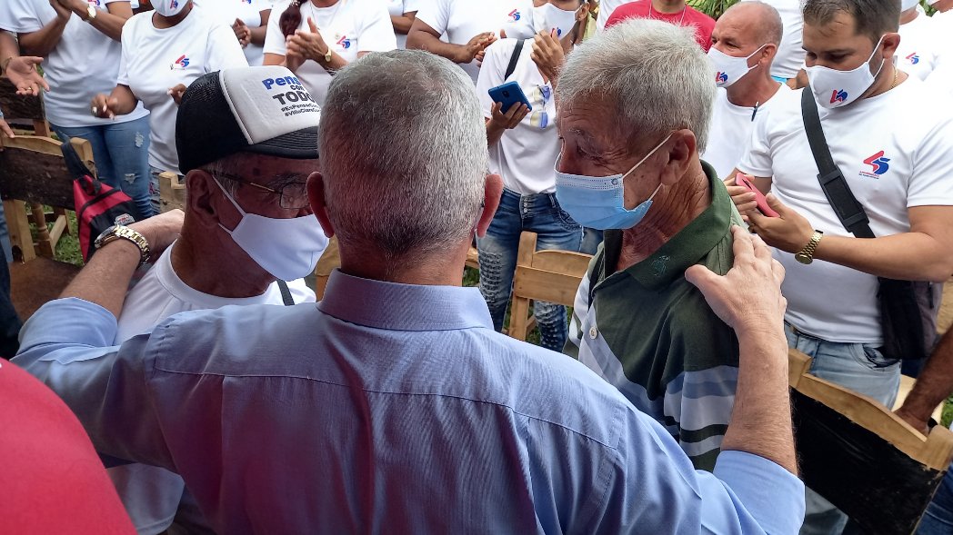 yudi_mercedes's tweet photo. Junto a @HomeroAcostaA asistimos esta tarde a audiencia pública en Las Cruces, comunidad rural del municipio #Corralillo. Qué tremendas las hazañas cotidianas de sus pobladores! #PoderPopular45Años #VillaClara #Cuba 🇨🇺 https://t.co/CthlwFOOvj