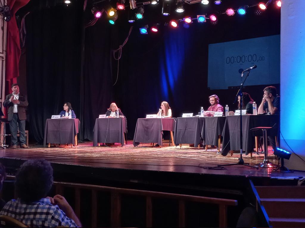 Comienza el #debate de candidatos a concejales en #Chascomús en el Teatro Municipal Brazzola. 

<a href="/elcronista11/">elcronista</a>