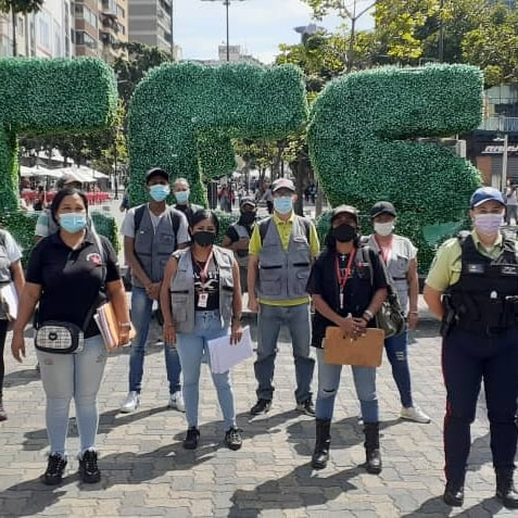 Joselopezpsuv's tweet photo. Hoy #3Nov nos desplegamos en la parroquia El Recreo de #Caracas para recordar el cumplimiento de los horarios establecidos para la disposición de los desechos solidos y los puntos de disposición. Realizamos fiscalización a locales comerciales y economía informal
#CaracasEcológica https://t.co/zK6LfGQ5K0