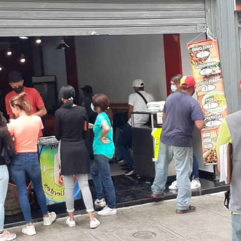 Joselopezpsuv's tweet photo. Hoy #3Nov nos desplegamos en la parroquia El Recreo de #Caracas para recordar el cumplimiento de los horarios establecidos para la disposición de los desechos solidos y los puntos de disposición. Realizamos fiscalización a locales comerciales y economía informal
#CaracasEcológica https://t.co/zK6LfGQ5K0