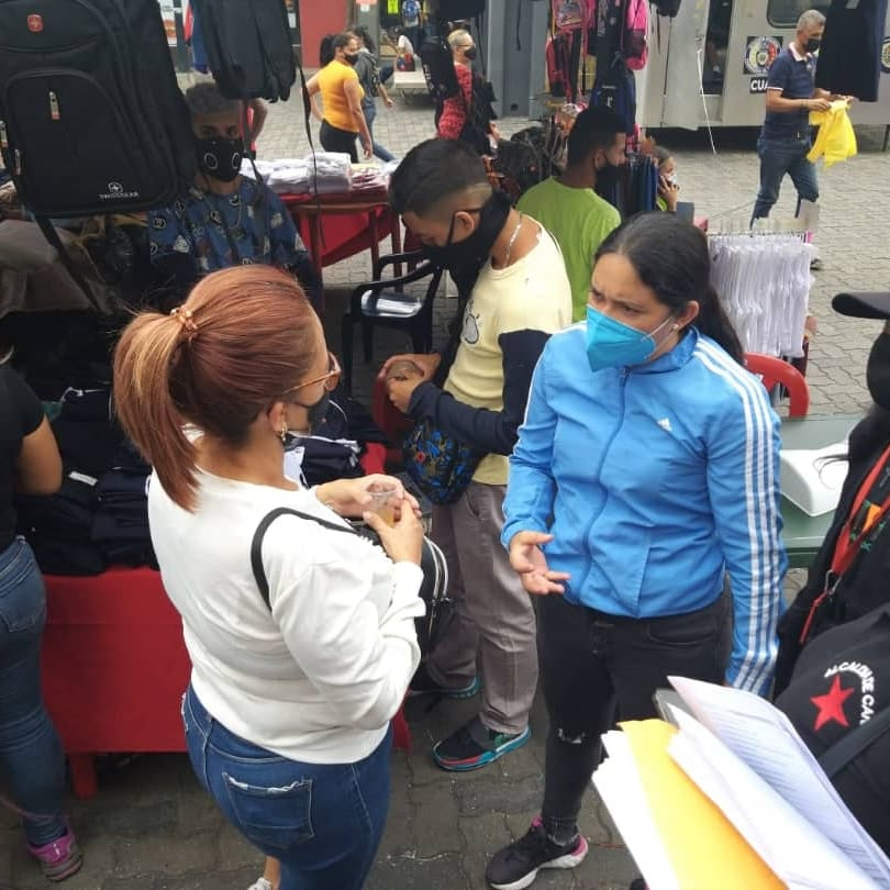 Joselopezpsuv's tweet photo. Hoy #3Nov nos desplegamos en la parroquia El Recreo de #Caracas para recordar el cumplimiento de los horarios establecidos para la disposición de los desechos solidos y los puntos de disposición. Realizamos fiscalización a locales comerciales y economía informal
#CaracasEcológica https://t.co/zK6LfGQ5K0