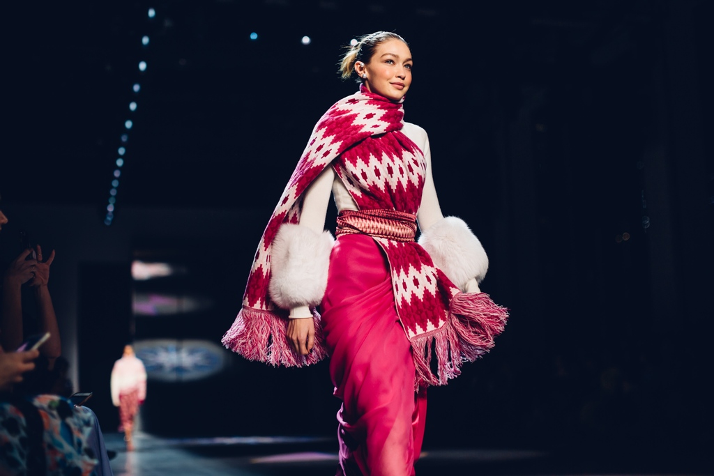 nyfw's tweet photo. #RunwayRewind ⏪ @PrabalGurung February 2018 #NYFW runway 💗 Head to the link in bio to go behind the scenes with #IMGFashionAlliance designer #PrabablGurung and more. https://t.co/bRmNvD7PZa
