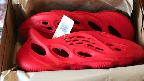 vincerapolo's tweet photo. Thanks @LacedNetwork for the free ACO and @sneakerhuddle for the assistance. Finally got my first pair of Yeezy Foam RNNRs 🏃🏃🏃 https://t.co/v0IDpwLZP4