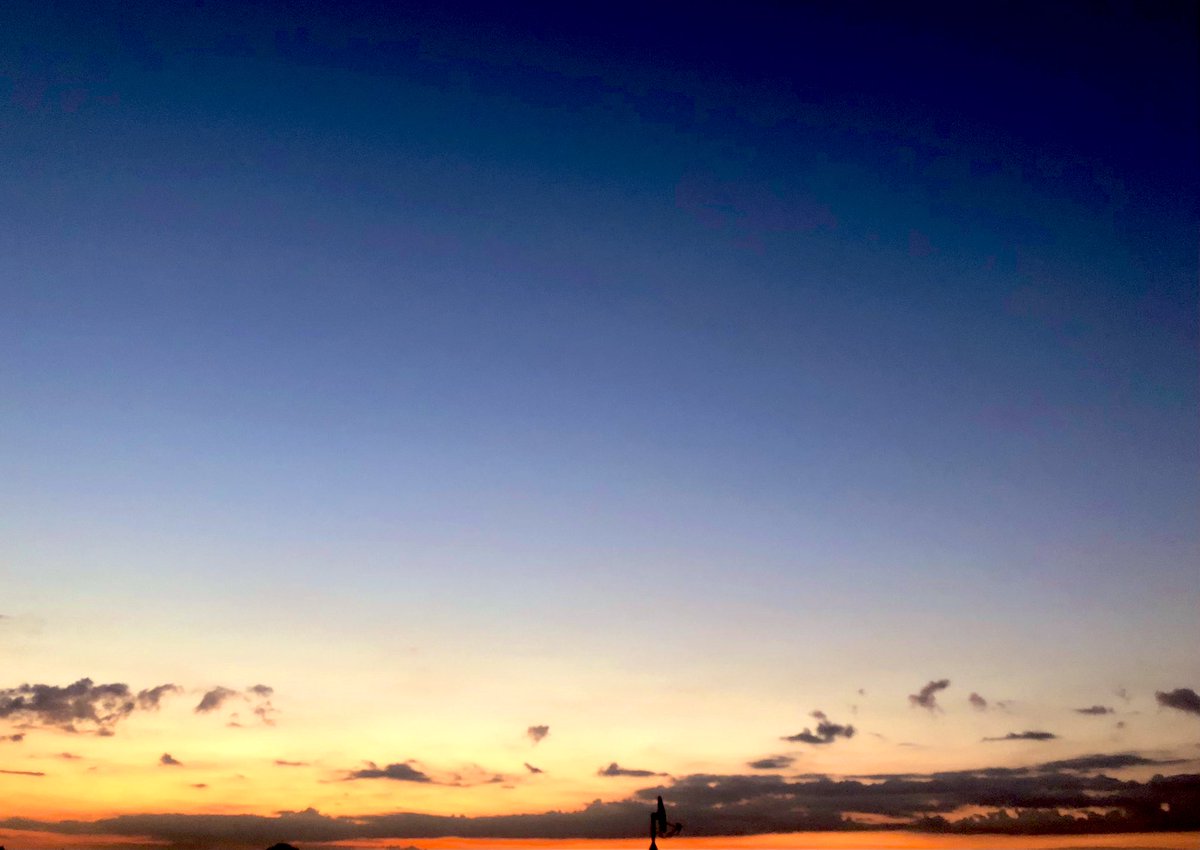 middsphd's tweet photo. おはようございます。朝焼けが綺麗でした。昨日が休日だったので、今日が月曜日の様な気がします。今日も過ごしやすい気候だそうです。体調管理に気を付けて、穏やかな一日になりますように!#いまそら #BeSafe #GoodLuckToEveryone https://t.co/ypHb6wo91r