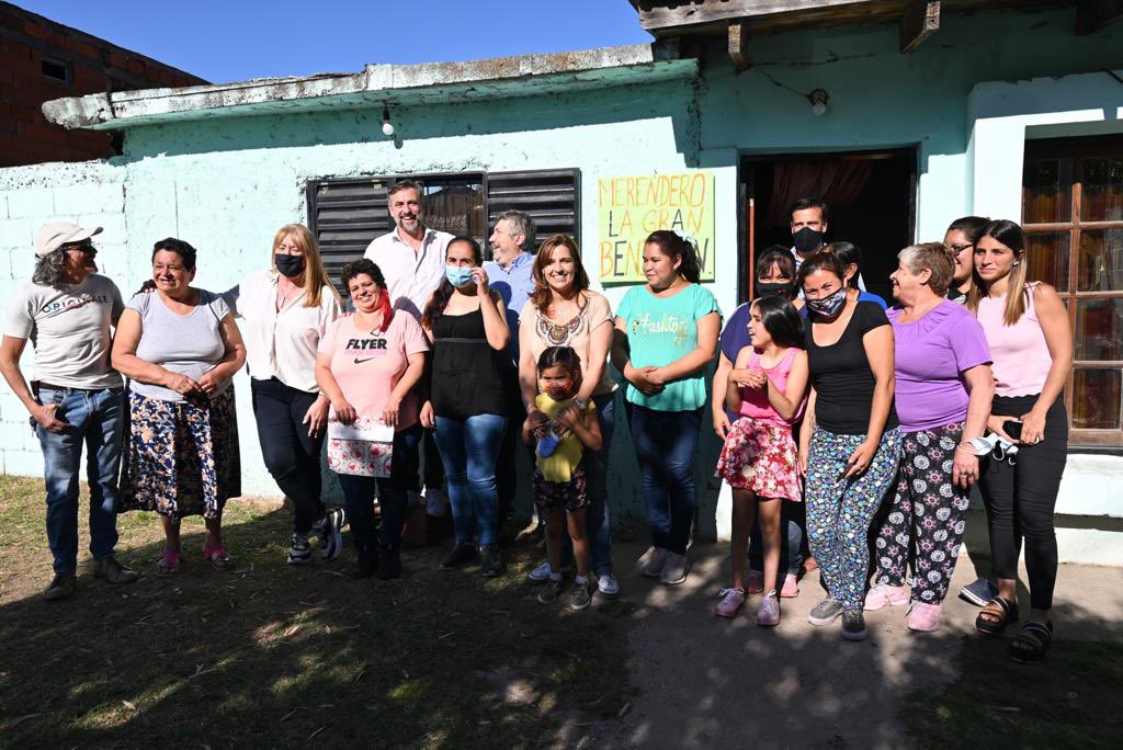 ramonjmestre's tweet photo. 👉La esperanza es contagiosa👈 Ese es el lema del merendero “La gran bendición”, desde donde se hace mucho para un grupo de familias de Bajo Yapeyú. Vinimos a contarles con @MSoleCarrizo, @CeciAro y @DiegoMMestre las propuestas de #JuntosPorElCambio para una Argentina mejor. 🇦🇷 https://t.co/zCdoITPVcA