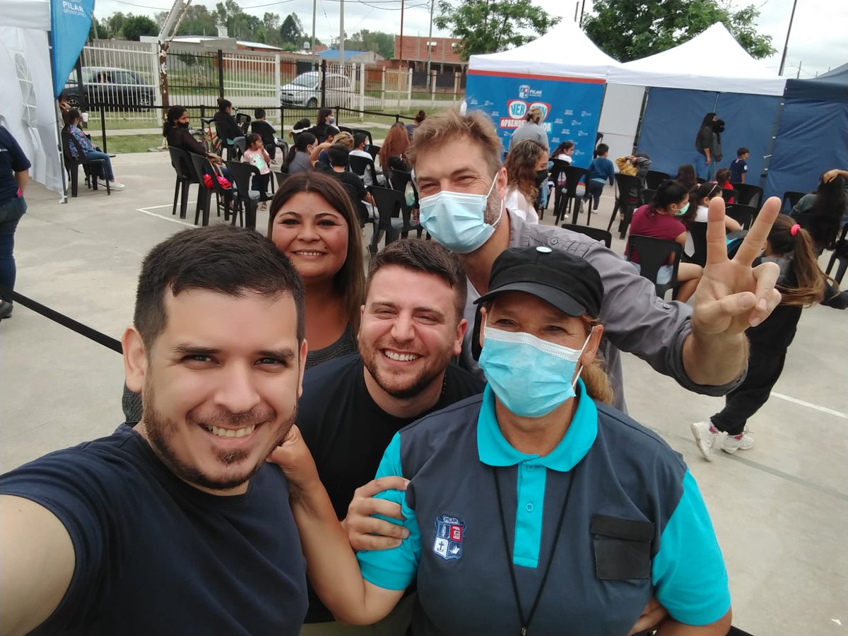 pamedc2016's tweet photo. Hoy el operativo #VerBienAprenderMejor llegó a la Plaza El Manzanar, para realizar exámenes oftalmológicos a los chicos de nuestro barrio y hacerles llegar anteojos a los que lo necesiten.

Nuestra sonrisa al saber que los más pekes van a #VerBien y #AprenderMejor

#VillaRosa https://t.co/Y3iBv9eicU