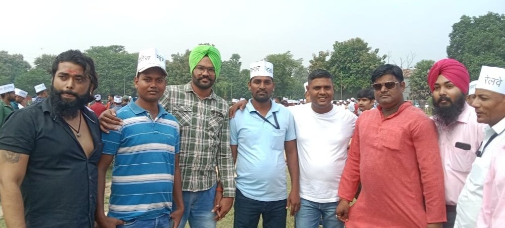 PRADIPK41655713's tweet photo. माननीय रेल मंत्री जी
हम रेल अपरेंटिसों को न करें इनकार, हमें भी है भारतीय रेल से प्यार, हम लोगों का भी घर दिए जले, ऐसा मनाए आप दीपावली का त्यौहार।
         HAPPY DIWALI SIR.  
@ShivaGopalMish1  @AIRAAAOFFICIAL @AshwiniVaishnaw https://t.co/OKmFh4lI54 https://t.co/CzkJtjnEW2