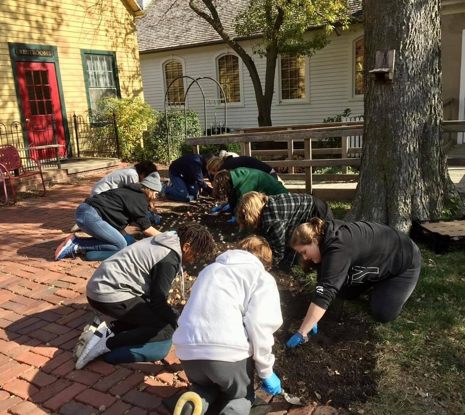 PellaMidSchool's tweet photo. These MS students had a blast planting tulips today- what an awesome way to serve our community! @PellaHistorical #learnleadachieve https://t.co/PzqwBSJRwm