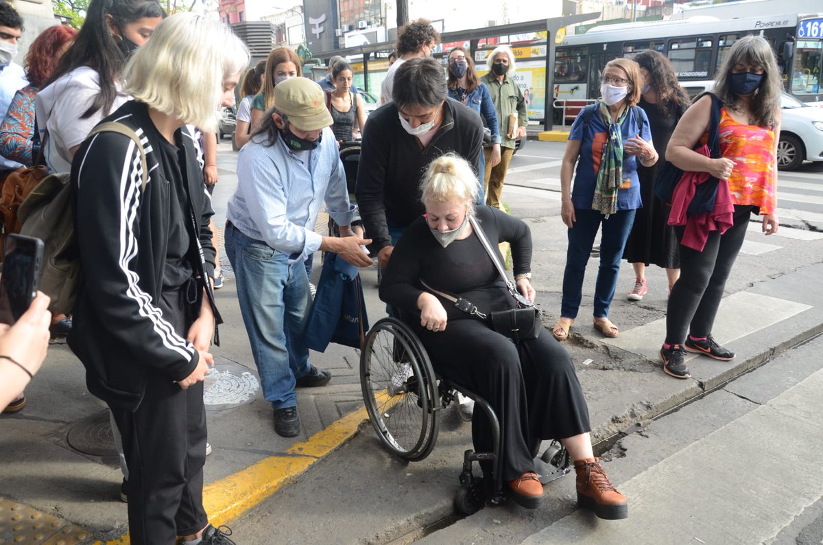 #Sí a una Ciudad Inclusiva 👩‍🦽🏙️

Estuve en el barrio de Belgrano junto a <a href="/jmvaldesre/">Juan Manuel Valdés 🇦🇷⭐️⭐️⭐️</a>, <a href="/diegoachile/">Diego Achile</a>, la Fundación Rumbos, vecinxs y organizaciones de @TodosCaba de la Comuna 13. 

Allí recorrimos los lugares con problemas de acceso, veredas rotas y rampas discontinuas.
