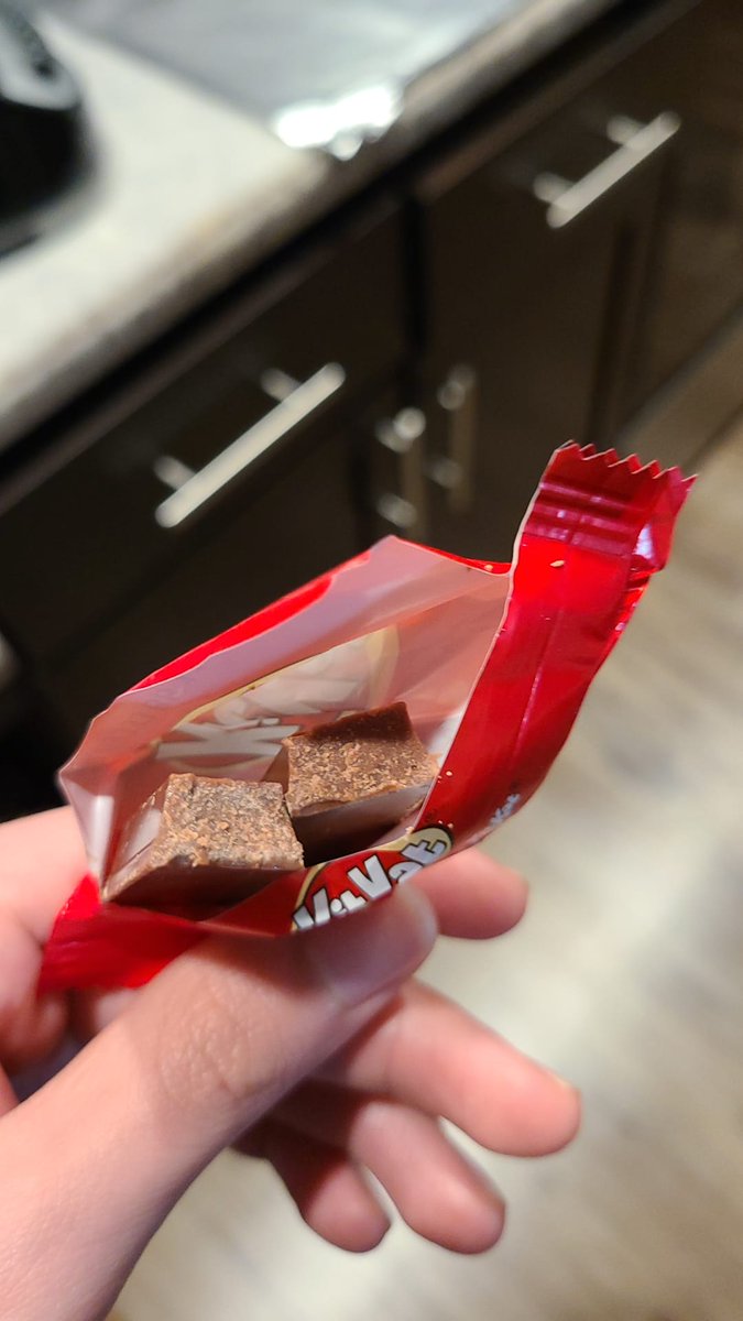 You_Found_Max's tweet photo. One of my @KITKAT came with no wafers lol https://t.co/Qv1blO8Kjx