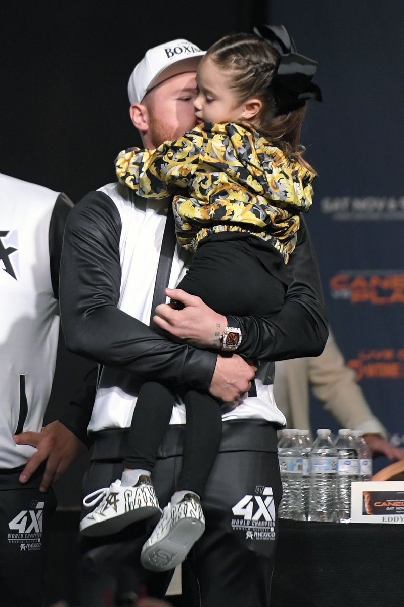 boxingontnt's tweet photo. Proud father @Canelo with his daughter at today’s press conference ❤️ #CaneloPlant https://t.co/tlnIoW2HtB