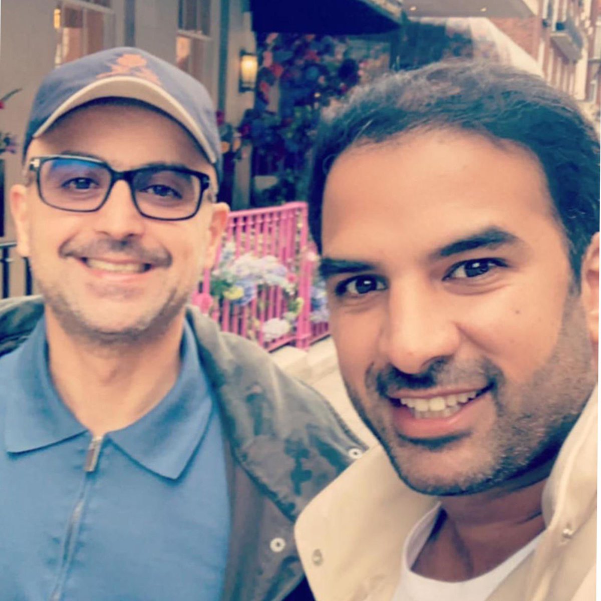 ahmed_f_alsabah's tweet photo. سلفي فخم ..ورجال وطن كبير..🇰🇼 سعادة الشيخ عذبي فهد الأحمد الجابر الصباح  وسعادة الشيخ فيصل محمد السلمان الصباح حفظهما اللّه قبل قليل . https://t.co/yg1TvxaNpl