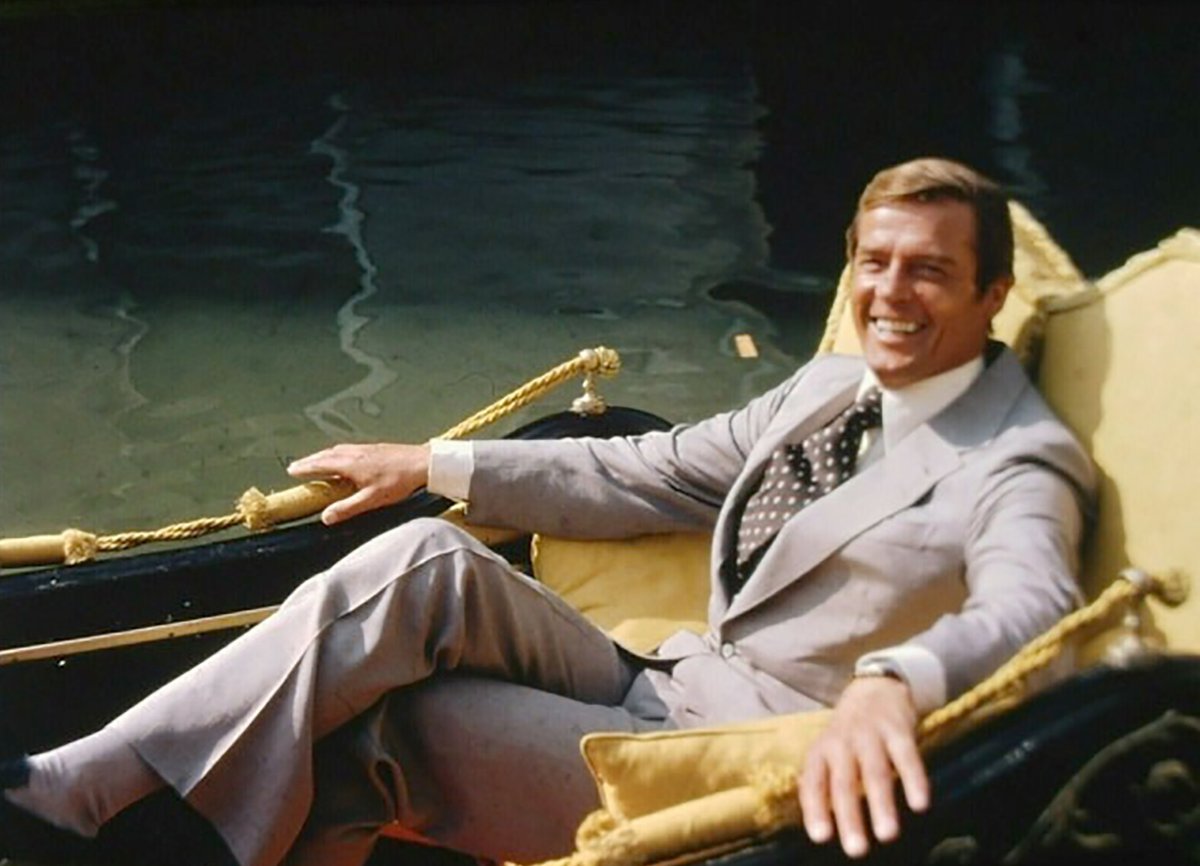 Thunderballs007's tweet photo. Behind the scenes with Roger Moore on location in Venice, Italy during filming for Moonraker (1979) #Bond #JamesBond #RogerMoore

Visit https://t.co/pTgYy5AgPF for more behind the scenes stills
Listen to our radio show > https://t.co/rwMI4vTpWe https://t.co/k71hPZGoOg
