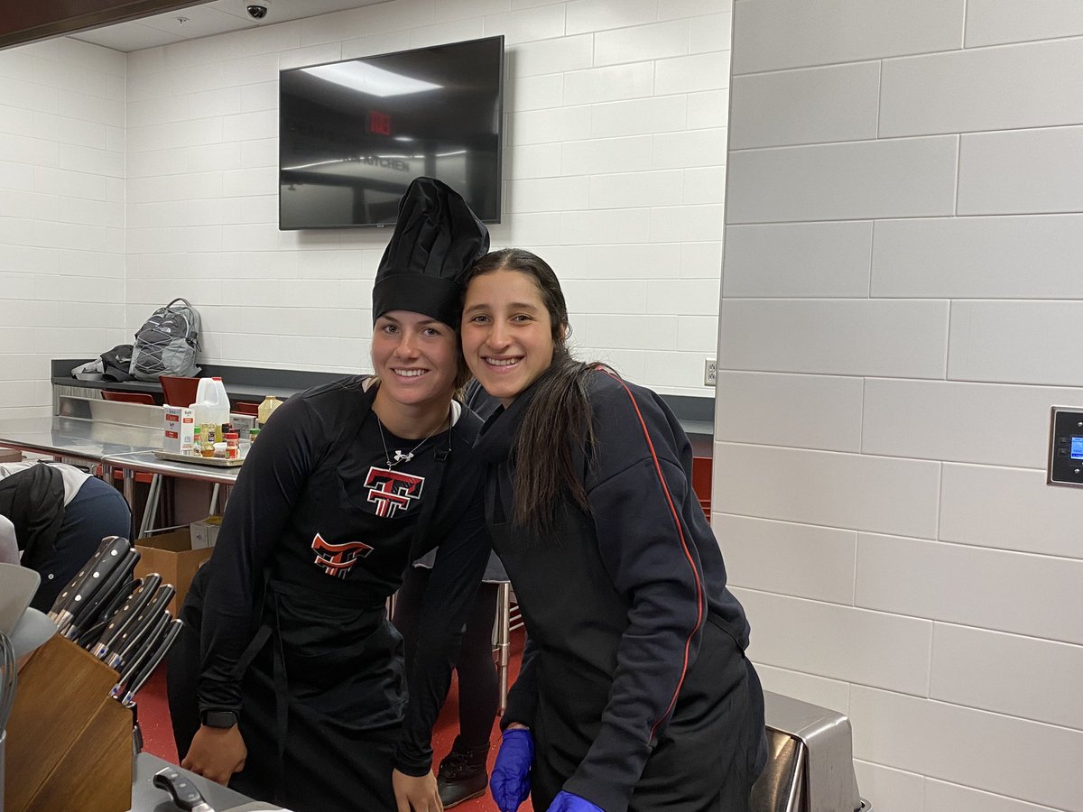 JoJoRobertson5's tweet photo. This team can cook! Chicken breast with sautéed teriyaki veggies and rice is on the menu tonight. @TexasTechWGolf https://t.co/w7dy6Fs0r7
