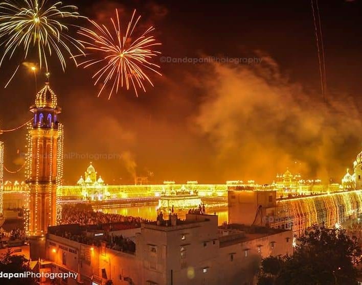 ParvinderLapran's tweet photo. ਦੀਵਾਲੀ ਦੀ ਰਾਤਿ ਦੀਵੇ ਬਾਲੀਅਨਿ l
ਤਾਰੇ ਜਾਤਿ ਸਨਾਤਿ ਅੰਬਰਿ ਭਾਲੀਅਨਿ ll
Let’s celebrate the festival in the true sense by spreading joy and light up the world of others.Have a safe,blessed and Happy Diwali !!!!
#ParvinderLapran
#HalkaAtamNagar https://t.co/2sTQ8cxoYQ
