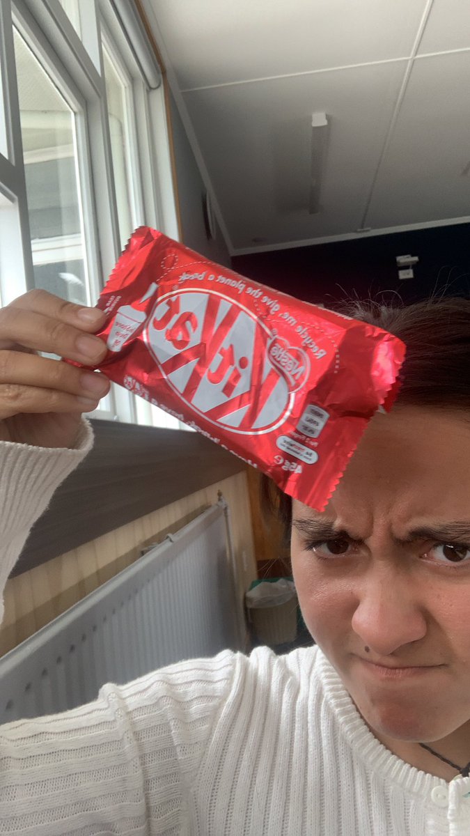 AyishaRollo's tweet photo. William Rodrick in stats said he would give Sam and I some Kit Kat at the end of the lesson… but he stood up half way through the class and gave me a empty packet of Kit Kat and left the class… NOT HAPPY #rude #twitterbattle #ww3 #hungry #nokitkat #NoMoreApologies https://t.co/0sGudurS03