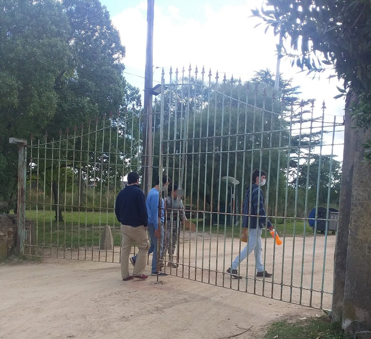 PedroBellocq's tweet photo. Ya pasaron 4 meses desde q empezamos (con un grupo de voluntarios q fue creciendo) a ir todos los sábados a la Colonia Berro, a visitar a jóvenes que no reciban visitas. Si bien es muy poco tiempo para un mundo del q aprendemos semana a semana, comparto algunas líneas (1/6). https://t.co/h5gROnqpXn