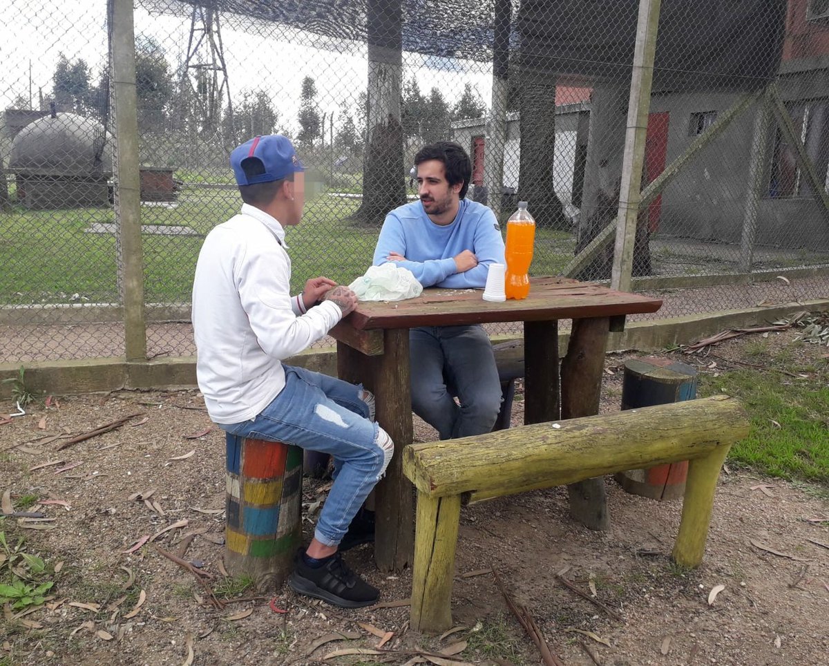 Ya pasaron 4 meses desde q empezamos (con un grupo de voluntarios q fue creciendo) a ir todos los sábados a la Colonia Berro, a visitar a jóvenes que no reciban visitas. Si bien es muy poco tiempo para un mundo del q aprendemos semana a semana, comparto algunas líneas (1/6).