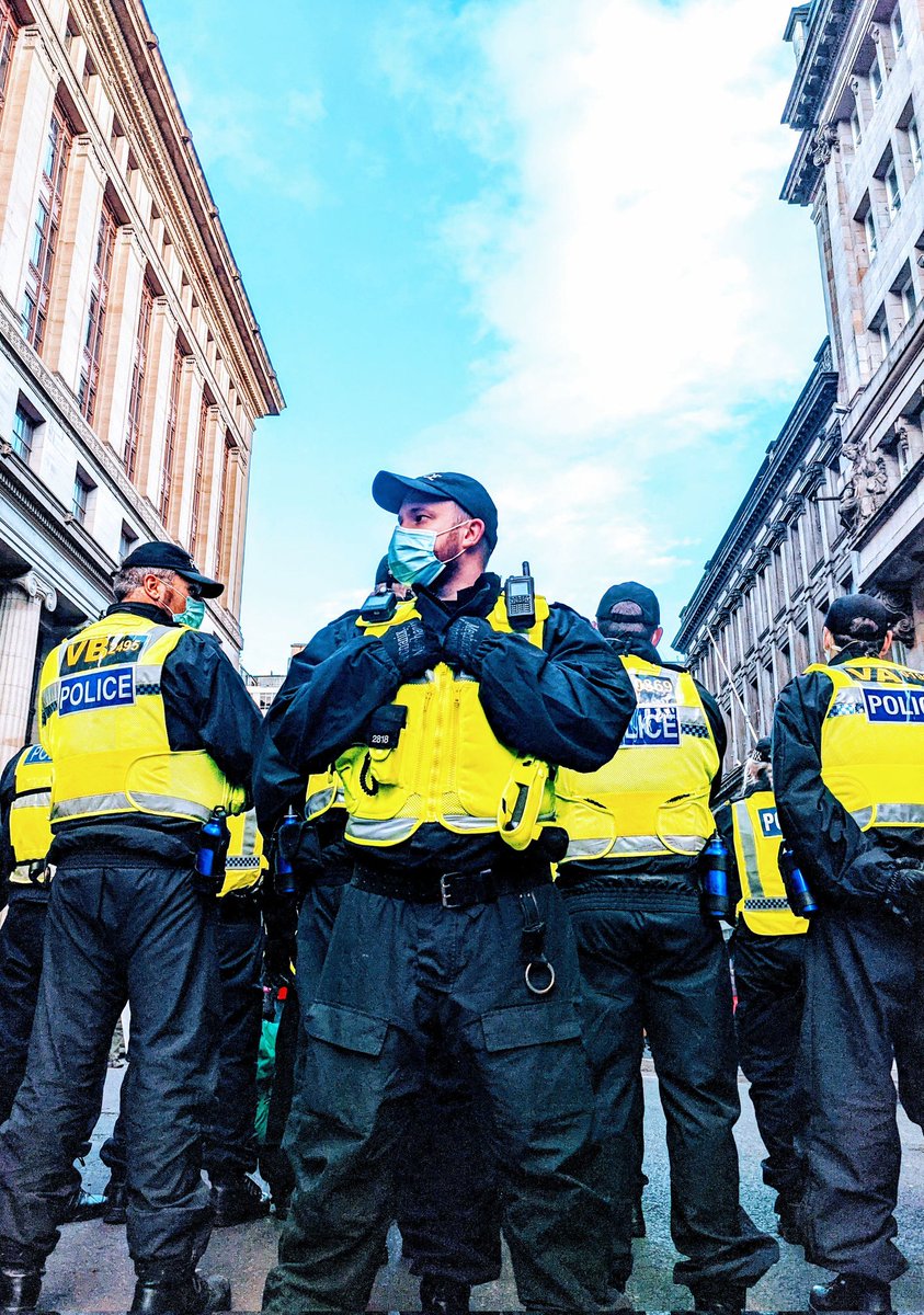 ModMyCity's tweet photo. Today's #COP26 theme was finance. @XRebellionUK surrounded then kettled outside @LloydsBank @BankofScotland. Protect the money at all costs? #socialconstructs over #teamhumanity? No money on a dead planet #IntersectionalLens https://t.co/gUGbugySHz