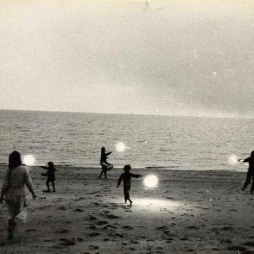 literlandweb1's tweet photo. "Nacemos solos, vivimos solos, morimos solos. Únicamente a través del amor y la amistad podemos crear la ilusión momentánea de que no estamos solos".
Orson Welles 
📷Amy Goodwin https://t.co/Qew6knRHV2