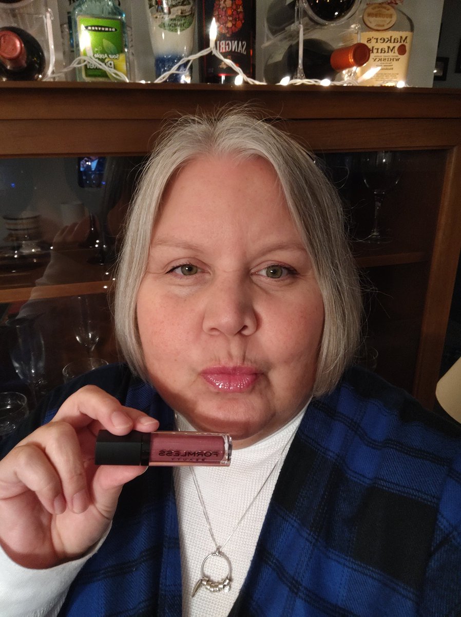 Hey <a href="/JennyMcCarthy/">Jenny McC-Wahlberg</a> I got my <a href="/FormlessbyJ/">Formless Beauty</a> lip gloss on in Manifest and I'm ready for a casual but fun night on the town. 💄💋