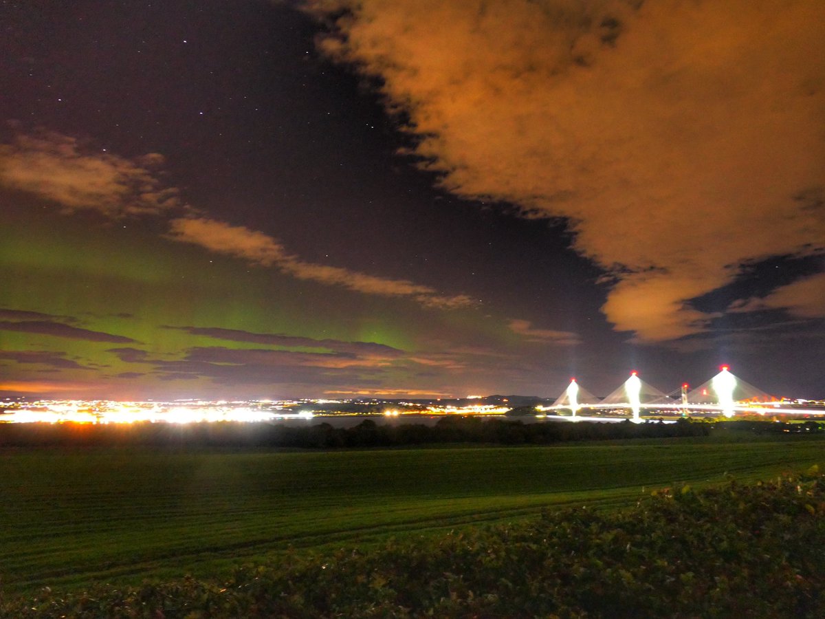 echline02's tweet photo. @VirtualAstro @TheEdinburgNews @QferryCrossing @EdinReporter Northern lights over Queensferry Crossing, South Queensferry tonight at 2200hrs https://t.co/MDJOz7smSI