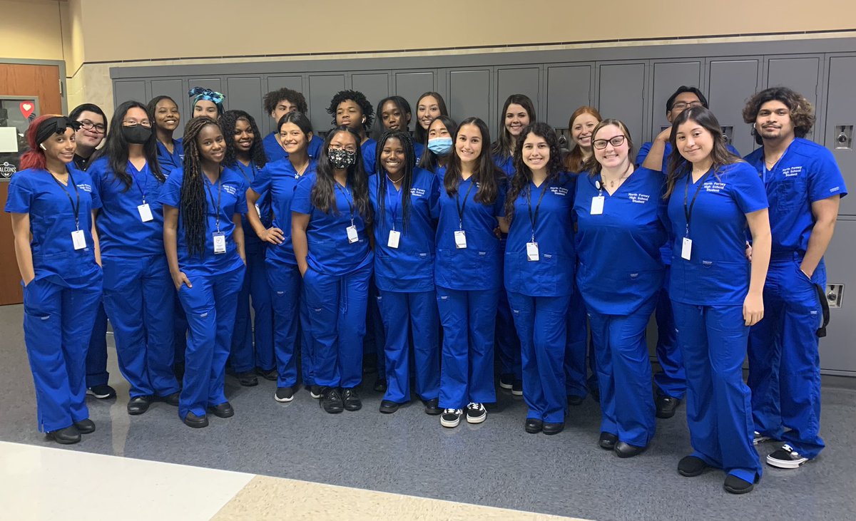 HOSANFHS1's tweet photo. Practicum students first day in scrubs 💙🖤 #truenorth #empower https://t.co/ikiPaZH3BS