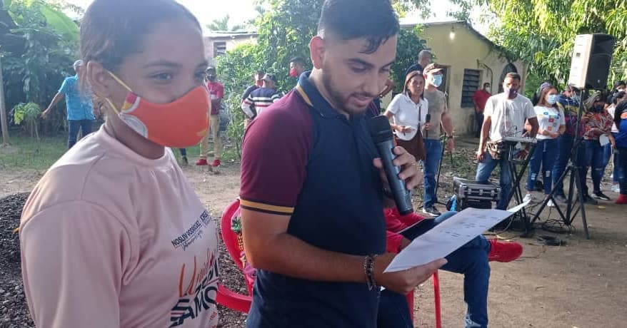 CojedesPsuvOfic's tweet photo. En UBCH Alejandro Febres dl municipio Ezequiel Zamora @JorgePerezVZLA y @nosrodriguezf Candidata a la gobernación dl estado continúan cn el chequeo de los 1x10 afinando la maquinaría para la victoria
@NicolasMaduro
@dcabellor
@PartidoPSUV @taniapsuv @gladysrequena @emmanuelffm https://t.co/jIBJU4azcO
