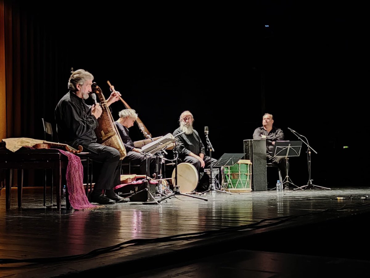 comuee's tweet photo. 👏🏼👏🏼 Gràcies al mestre Jordi Savall per una vetllada musical del més alt nivell i per una xerrada prèvia interessantíssima.

🔵 #Transversals ha estat, en aquesta primera edició, una finestra a la cultura i a la interacció d'altíssim nivell.

☝🏼 Ja treballem en una segona edició! https://t.co/u83gncfAPs