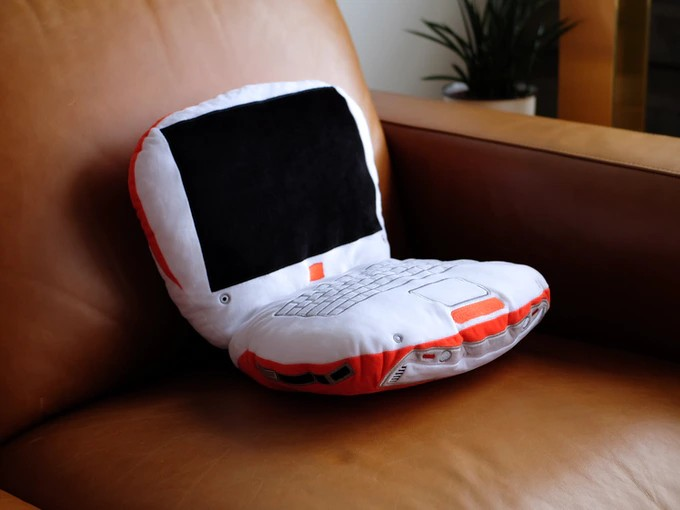 Darek_tech's tweet photo. Są ściereczki, etui w kształcie skarpet... i co jeszcze? Proszę bardzo, poduszki #Throwboy w kształcie komputerów Apple 👀😮... https://t.co/uEUr3UuavI | @benchmarkplℹ️
#Apple https://t.co/WuSIJqtUhs