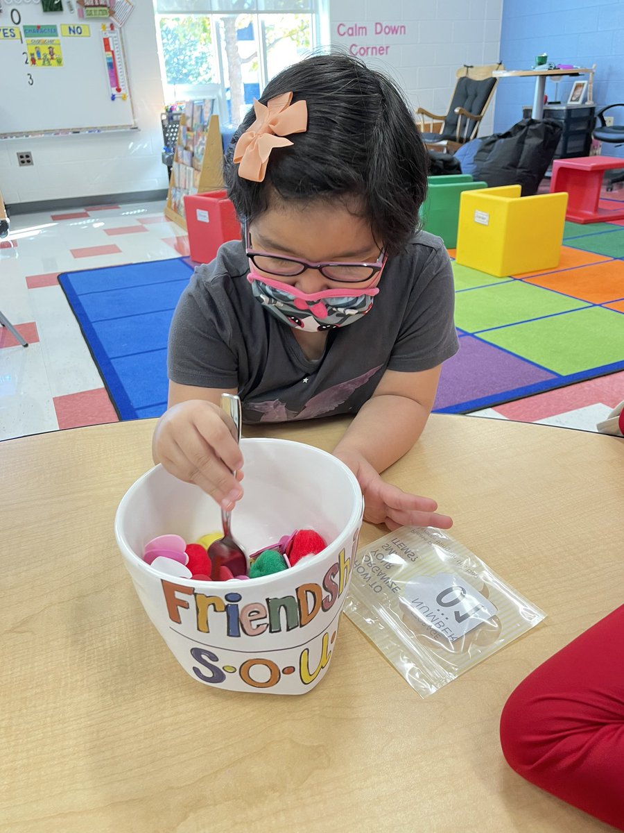 SdicksteinSD735's tweet photo. Friendship soup 🍜! We learned about all the different ingredients to be a good friend and took turns mixing it up! @Skokie735 https://t.co/b3vfJt2ax2
