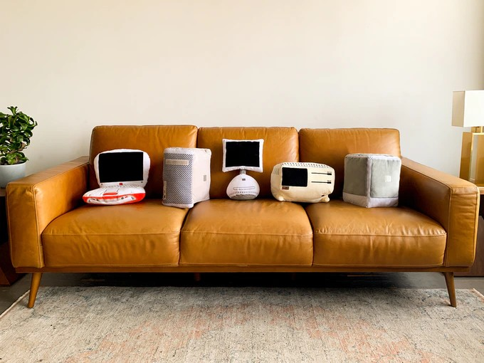 Darek_tech's tweet photo. Są ściereczki, etui w kształcie skarpet... i co jeszcze? Proszę bardzo, poduszki #Throwboy w kształcie komputerów Apple 👀😮... https://t.co/uEUr3UuavI | @benchmarkplℹ️
#Apple https://t.co/WuSIJqtUhs