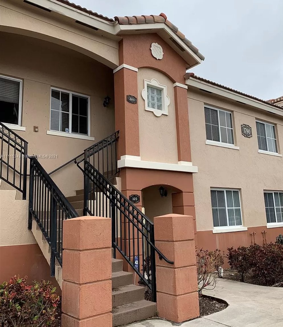 PregoneroL's tweet photo. U$155.000 un departamento de 2 ambientes en West Palm Beach, Florida.  Se paga en cómodas cuotas de u$1.022.  La crueldad neoliberal en su máxima expresión. 🇺🇸 https://t.co/UpdGhDeqM8