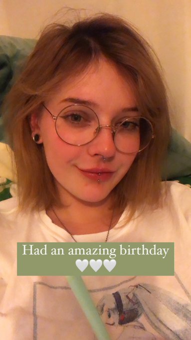 I look pretty cute in this pic. Do you guys like the natural look? https://t.co/zicKo0o3IV