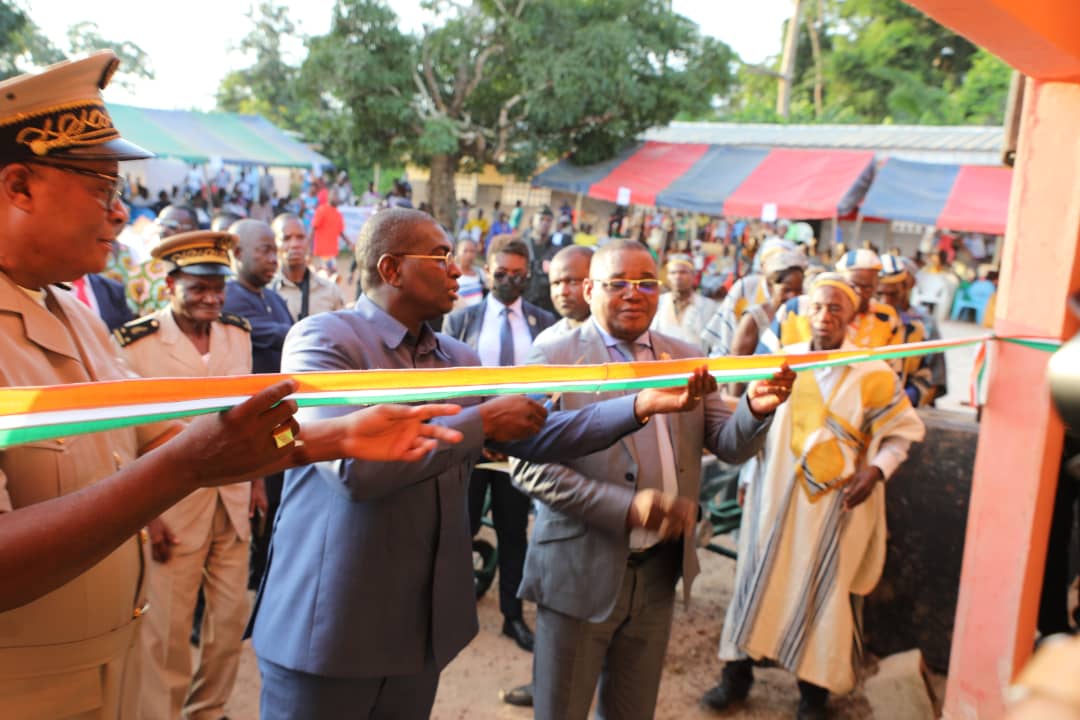 SereyDoh's tweet photo. Synergie d'action: Félix Anoblé et Célestin Doh Serey ont inauguré, le 30 octobre 2021, une école primaire et un centre de métiers à Logoualé-Dakouepleu. https://t.co/VRqZOiAS67