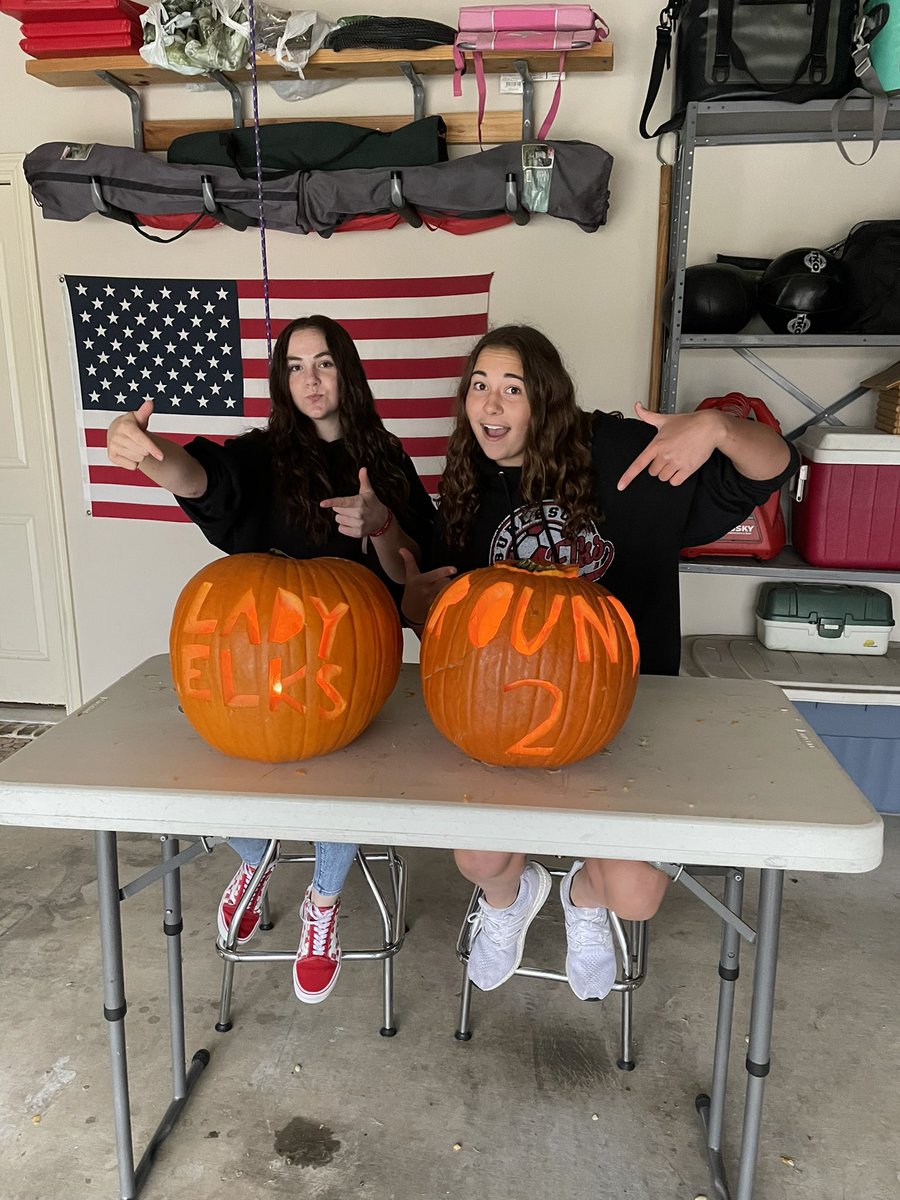 CarlockKendall's tweet photo. last buddy date🧡 late pumpkin carving with the best!! @2023Jacobs @LadyElk_Vball https://t.co/jYrCP8rEQA