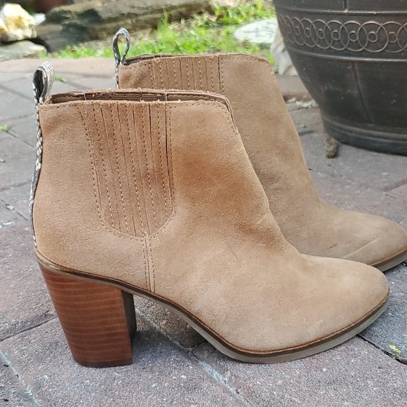 Manique04229693's tweet photo. So good I had to share! Check out all the items I'm loving on @Poshmarkapp #poshmark #fashion #style #shopmycloset #dansko #dolcevita #laurenralphlauren: https://t.co/8zH8TxS1HE https://t.co/cdhLuHzEbV