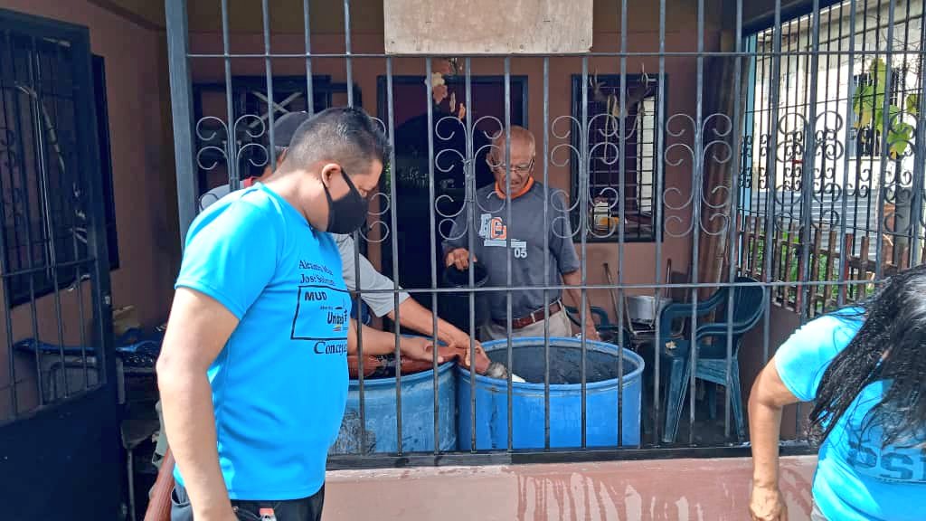 AlcaldiaAnaco's tweet photo. #03Nov📆 | Más de 44.000 Ltrs.  del vital líquido, fueron suministrados a las familias del sector 1ero. de Mayo (Tierras de Canaán). Gracias a las nodrizas del plan "Agua Para La Vida" del gobernador @BarretoSira.

"En #Anaco seguimos apoyando a nuestra gente".  @LuisGuevaraM_ https://t.co/ofDY6v1y4L