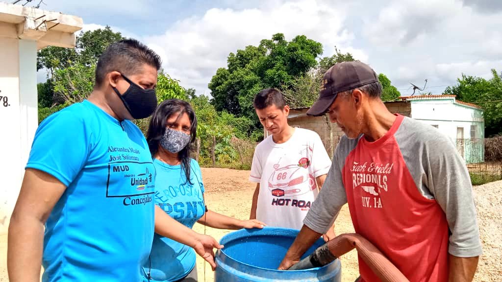 AlcaldiaAnaco's tweet photo. #03Nov📆 | Más de 44.000 Ltrs.  del vital líquido, fueron suministrados a las familias del sector 1ero. de Mayo (Tierras de Canaán). Gracias a las nodrizas del plan "Agua Para La Vida" del gobernador @BarretoSira.

"En #Anaco seguimos apoyando a nuestra gente".  @LuisGuevaraM_ https://t.co/ofDY6v1y4L