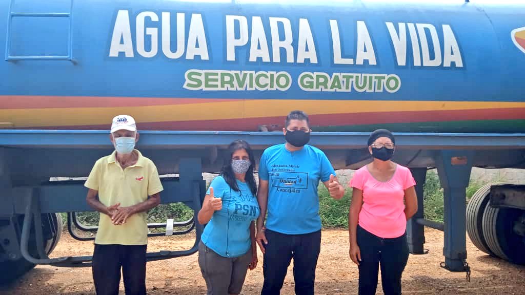 AlcaldiaAnaco's tweet photo. #03Nov📆 | Más de 44.000 Ltrs.  del vital líquido, fueron suministrados a las familias del sector 1ero. de Mayo (Tierras de Canaán). Gracias a las nodrizas del plan "Agua Para La Vida" del gobernador @BarretoSira.

"En #Anaco seguimos apoyando a nuestra gente".  @LuisGuevaraM_ https://t.co/ofDY6v1y4L