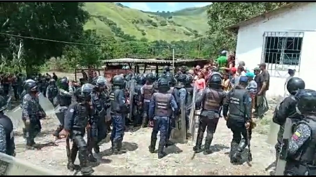 PTvnzlaOficial's tweet photo. En el estado Lara - Venezuela asi es el trato a los campesinos, su delito tratar de trabajar la tierra.
Que dira zamora de ese grito de guerra Tierras y hombres libres.
@AdolfoP_Oficial usted debe responder.
#SiSeViolanDDHH https://t.co/Ak6wx77nyX