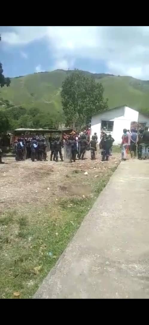PTvnzlaOficial's tweet photo. En el estado Lara - Venezuela asi es el trato a los campesinos, su delito tratar de trabajar la tierra.
Que dira zamora de ese grito de guerra Tierras y hombres libres.
@AdolfoP_Oficial usted debe responder.
#SiSeViolanDDHH https://t.co/Ak6wx77nyX