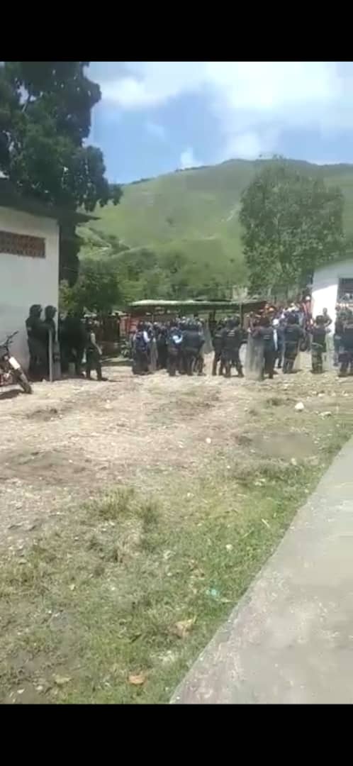PTvnzlaOficial's tweet photo. En el estado Lara - Venezuela asi es el trato a los campesinos, su delito tratar de trabajar la tierra.
Que dira zamora de ese grito de guerra Tierras y hombres libres.
@AdolfoP_Oficial usted debe responder.
#SiSeViolanDDHH https://t.co/Ak6wx77nyX