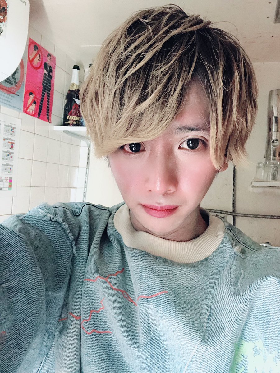 majidesaikouya's tweet photo. どうも、ほろ酔いの俺です😁
#ホスト #大阪 #ミナミ #東京 #歌舞伎
#スカウト #キャバ嬢 #北新地
#風俗嬢 #ホス狂 #ピエン系女子
#BC最高 #BCグループ #belea #初回ら
#夜職の人と繋がりたい #夜職 #水商売 https://t.co/N0xFh3yGPE